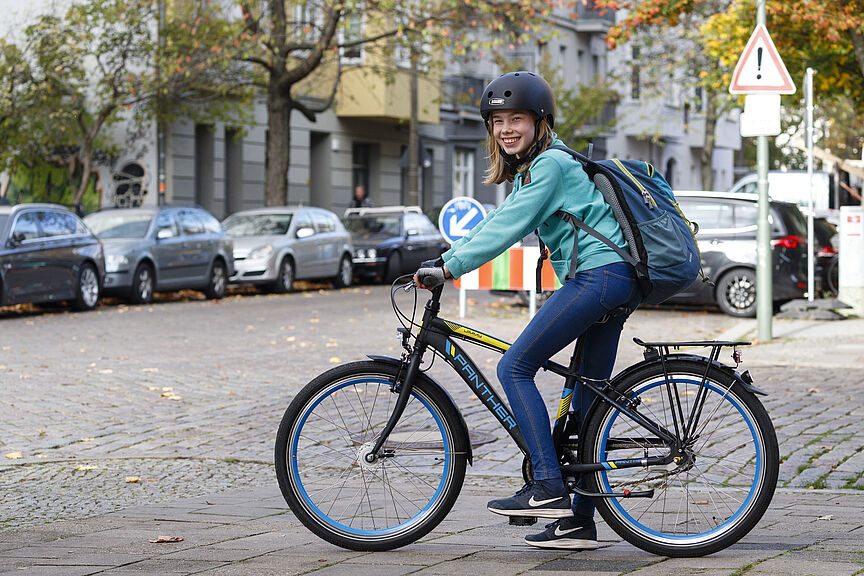 Auf dem Schulweg. Auf dem Schulweg.