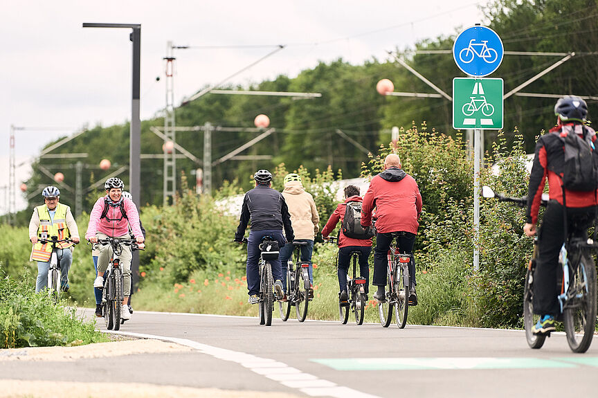 Radschnellwege-Headerbild Fahrradfahrende fahren auf einem Radschnellweg