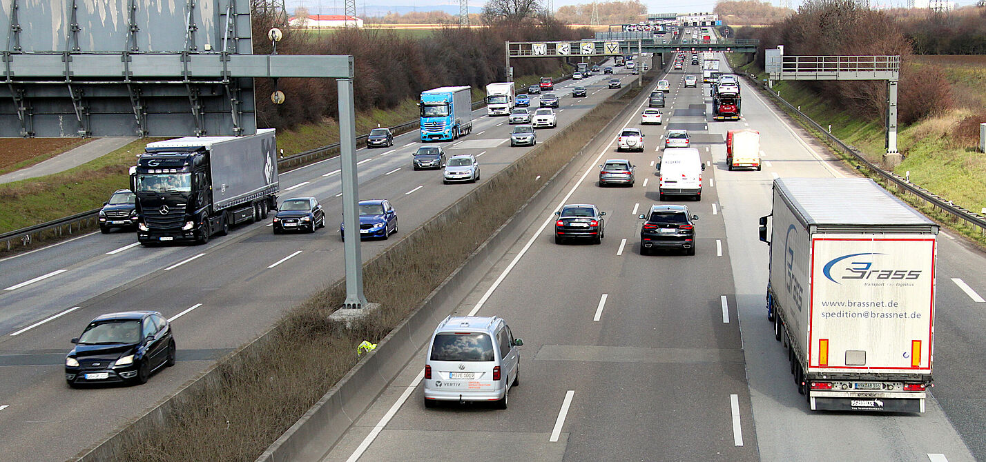 Klimaschädlicher Verkehr auf der Autobahn Klimaschädlicher Verkehr auf der Autobahn