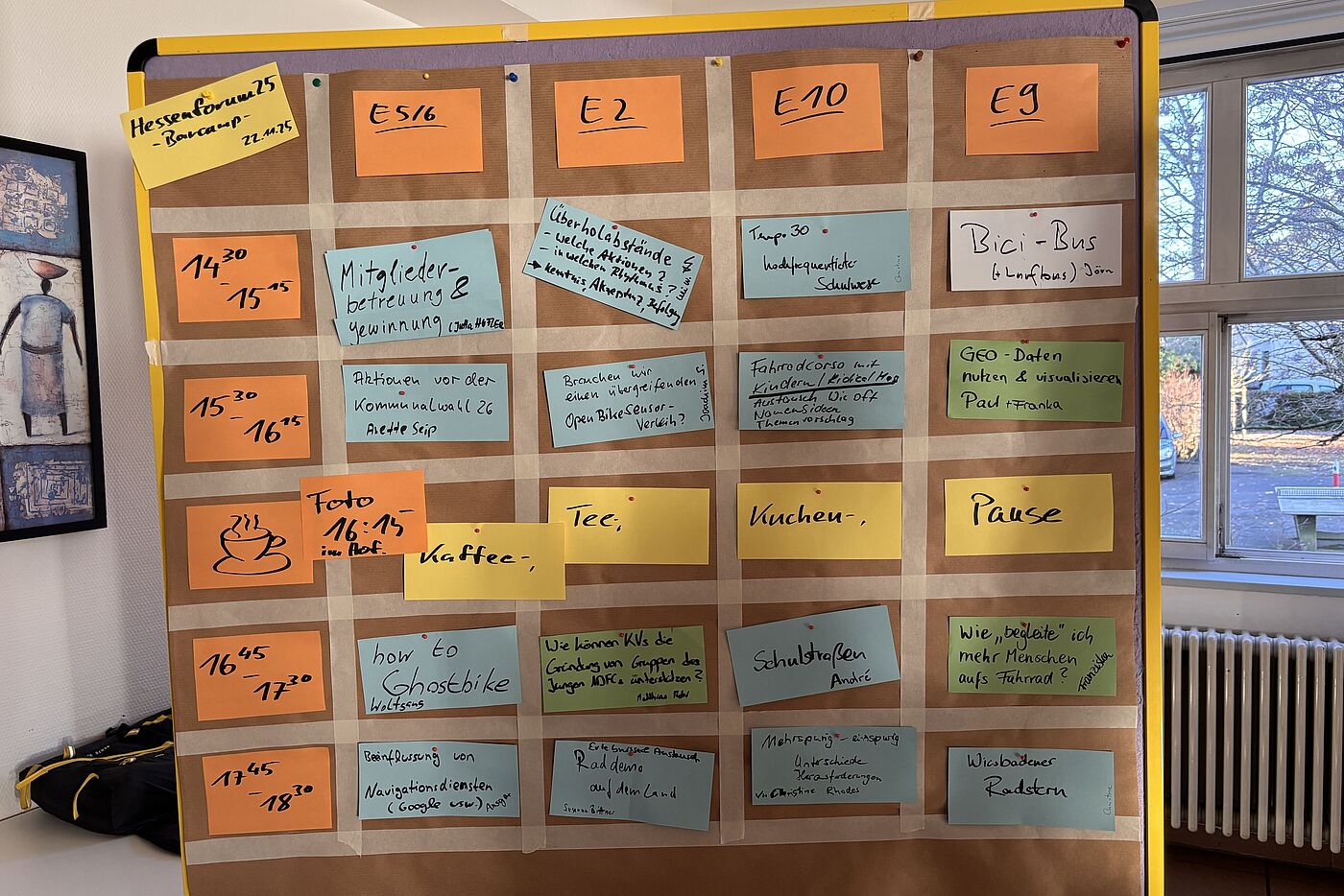 Auf einem Flipchart hängt ein Plakat mit vielen verschiedenen Themen zum Barcamp