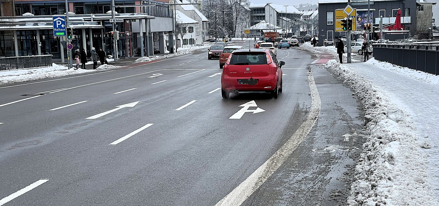 KF-Mobilitätskonzept Straße mit 5 Spuren. Wenig Raum für Fußgänger und Radfahrer
