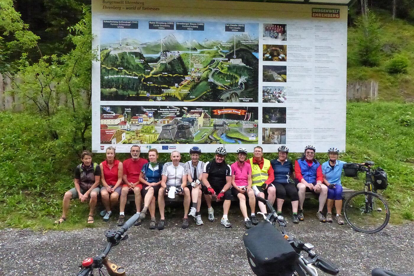 Gruppenfoto an der Burgenwelt Ehrenberg