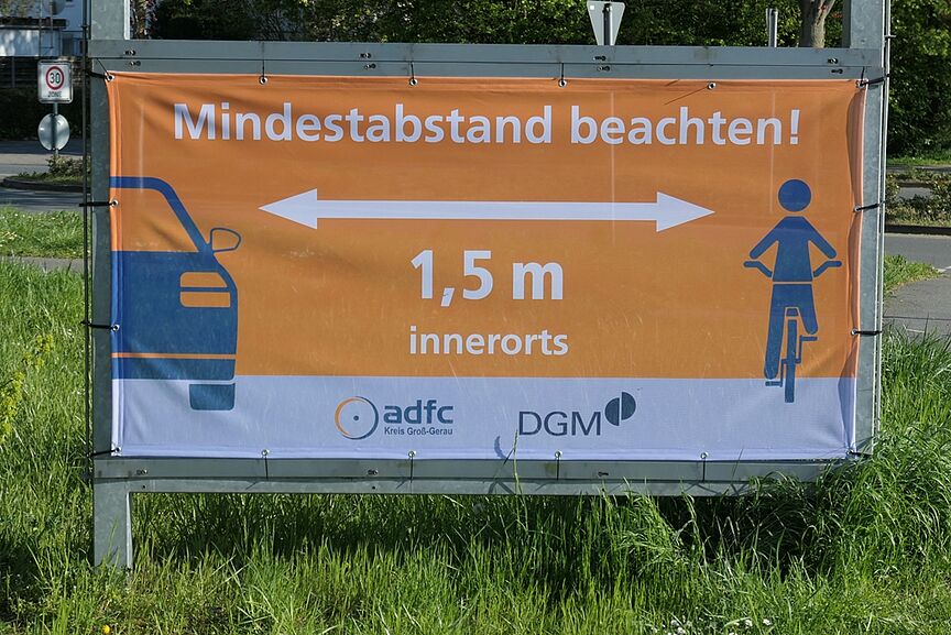 Banner mit der Botschaft "Mindestabstand beachten" Banner mit der Botschaft "Mindestabstand beachten"