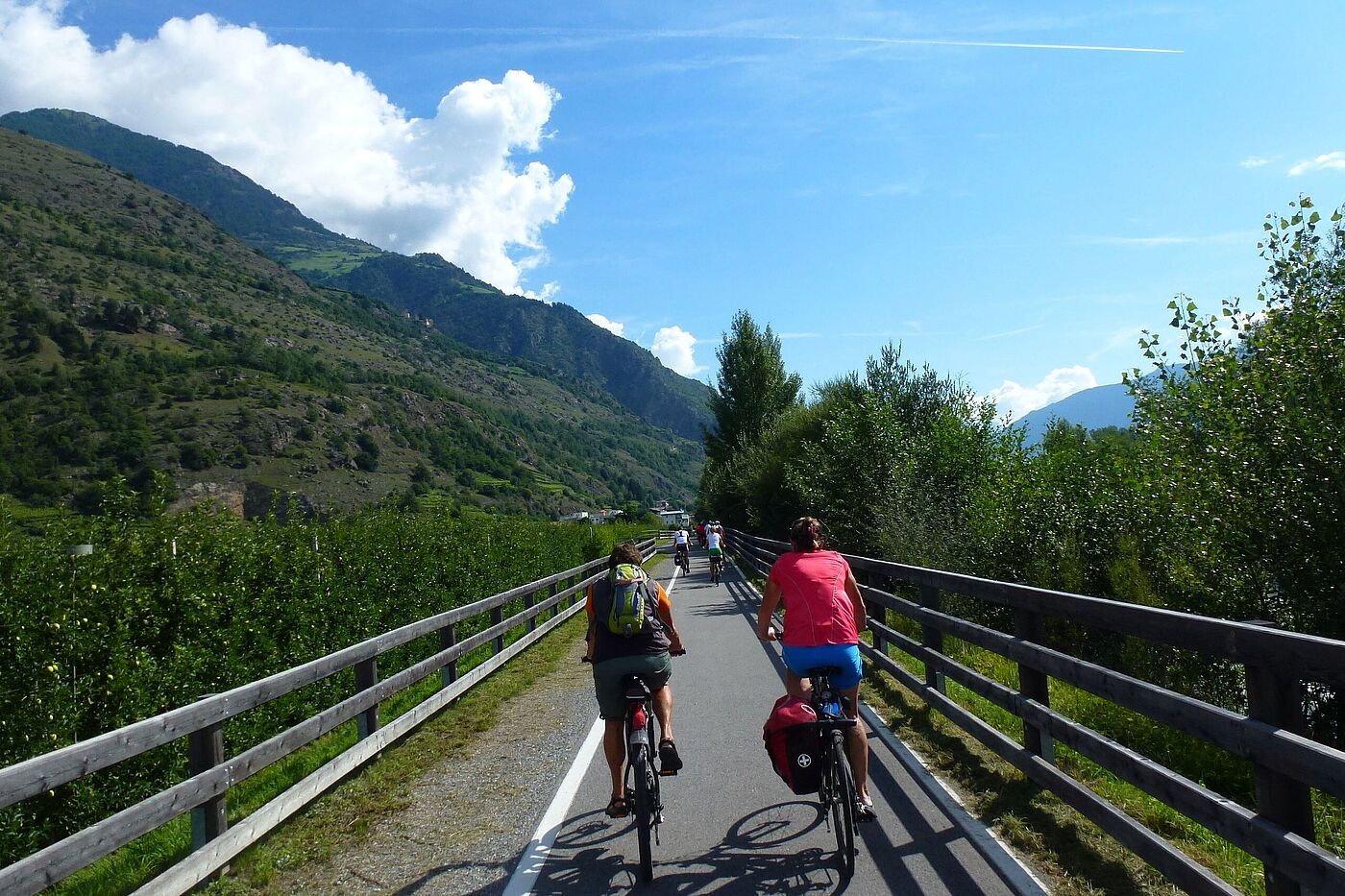 Die Karawane auf einem gut ausgebauten Radweg