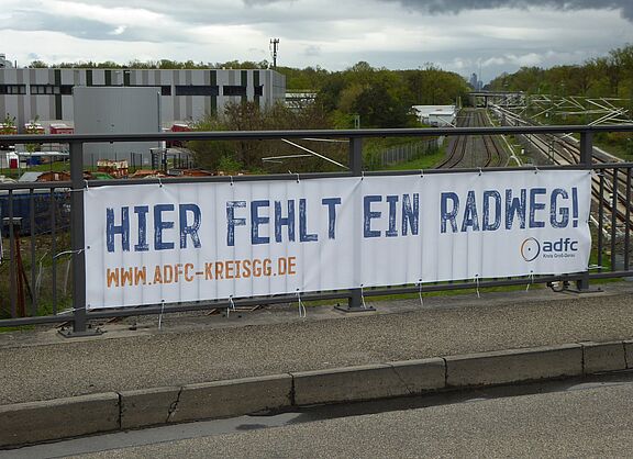 Banner "Hier fehlt ein Radweg" in der Aschaffenburger Straße in Walldorf