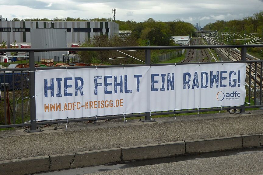Banner "Hier fehlt ein Radweg" in der Aschaffenburger Straße in Walldorf Banner "Hier fehlt ein Radweg" in der Aschaffenburger Straße in Walldorf