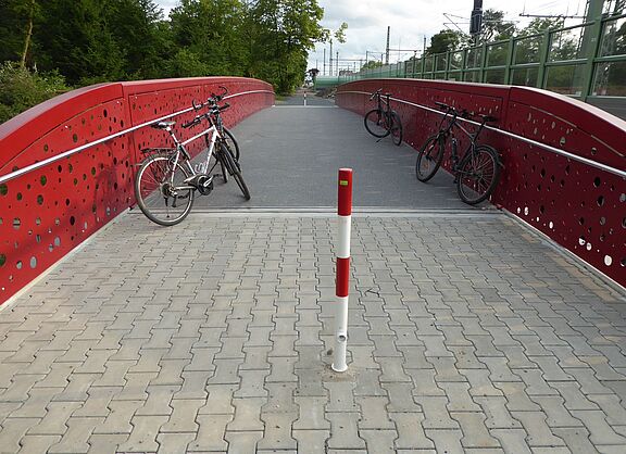 neue Fuß-und Radwegbrücke über die Hermann-Löns-Straße in Walldorf