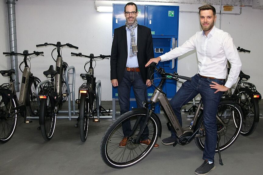 Dienstpedelecs (v.l. Stadtradt Nils Kraft, Leiter Abteilung Mobilität Sebastian Renner) Dienstpedelecs
