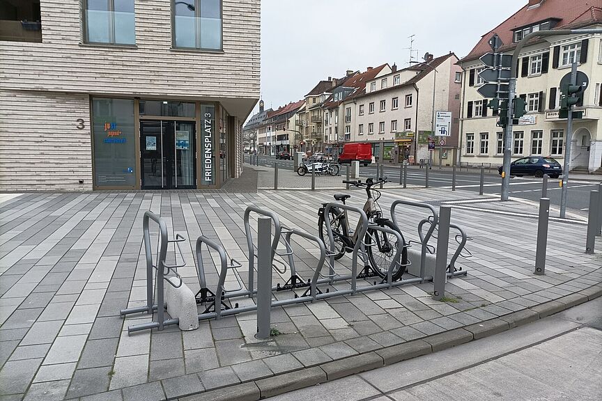 Fahrradparker auf dem Friedensplatz in Rüsselsheim Fahrradparker auf dem Friedensplatz in Rüsselsheim