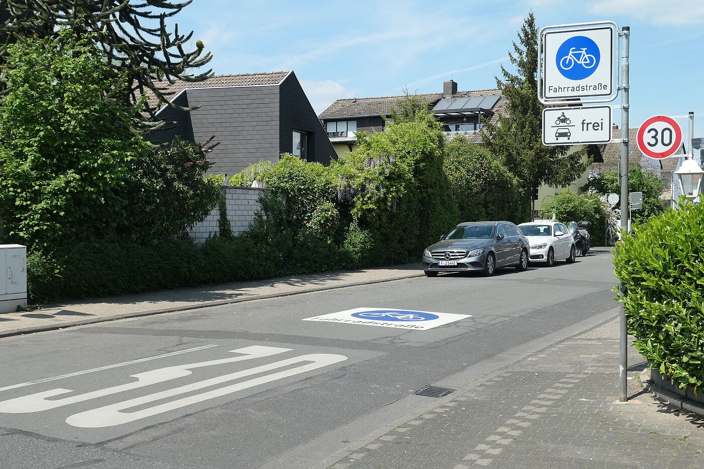 Fahrradstraße Mörfelder Straße im Stadtteil Walldorf