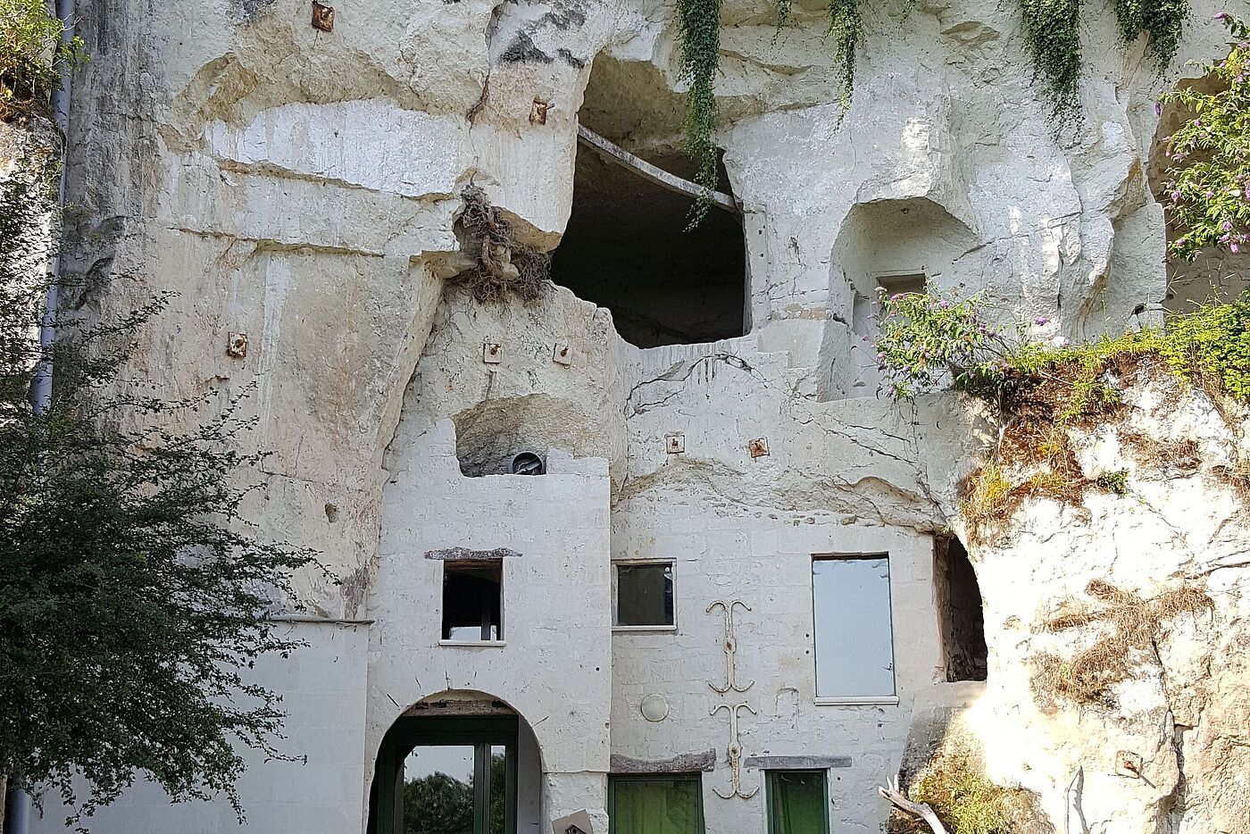 Wohnhöhle im Kalktuff des Loire-Ufers in Parnay