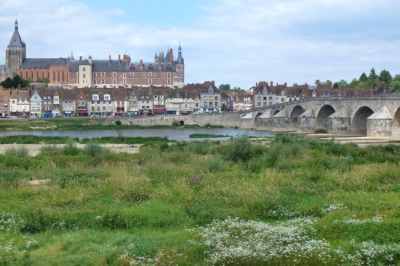 Blick auf Gien mit seinem Schloss