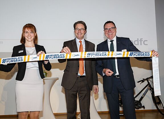 Eröffnung des ADFC-Symposiums #MehrPlatzFürsRad 2019 durch Bundesverkehrminister Andreas Scheuer. Er wurde begrüßt durch Rebecca Peters und Ulrich Syberg vom ADFC-Bundesvorstand. Eröffnung des ADFC-Symposiums #MehrPlatzFürsRad 2019 durch Bundesverkehrminister Andreas Scheuer. Er wurde begrüßt durch Rebecca Peters und Ulrich Syberg vom ADFC-Bundesvorstand.