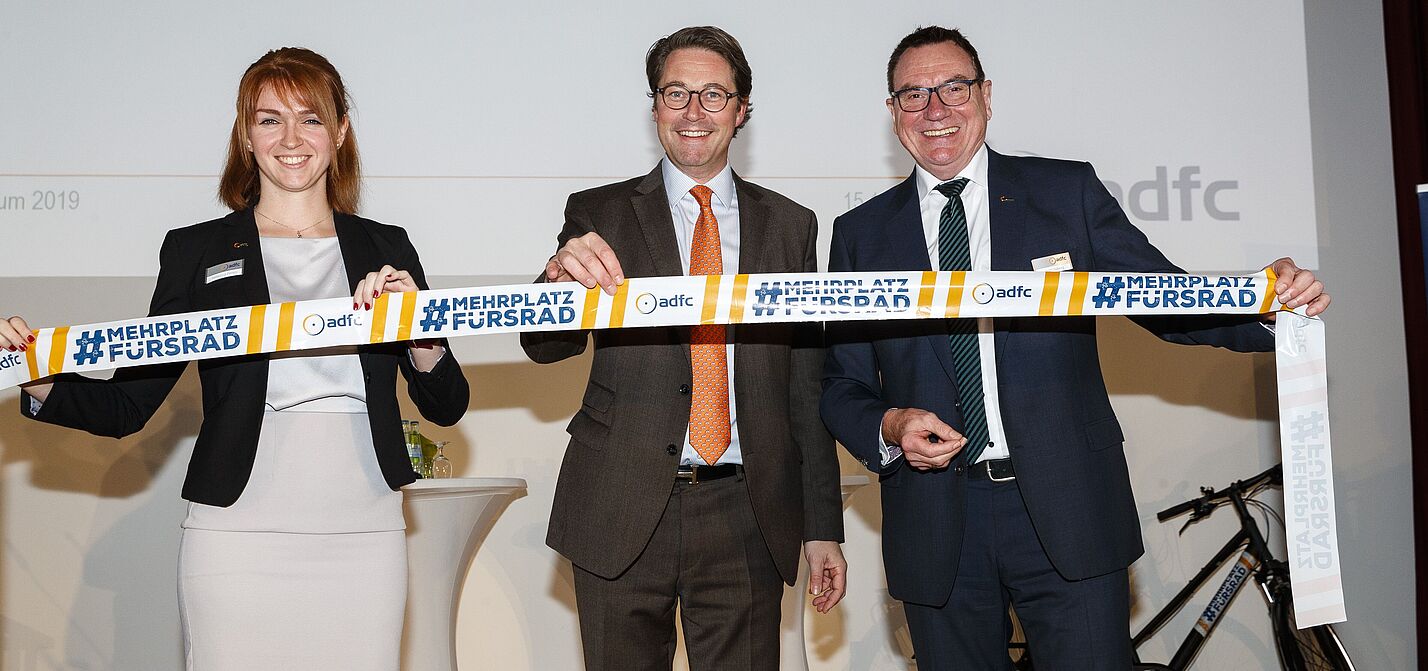 Eröffnung des ADFC-Symposiums #MehrPlatzFürsRad 2019 durch Bundesverkehrminister Andreas Scheuer. Er wurde begrüßt durch Rebecca Peters und Ulrich Syberg vom ADFC-Bundesvorstand. Eröffnung des ADFC-Symposiums #MehrPlatzFürsRad 2019 durch Bundesverkehrminister Andreas Scheuer. Er wurde begrüßt durch Rebecca Peters und Ulrich Syberg vom ADFC-Bundesvorstand.
