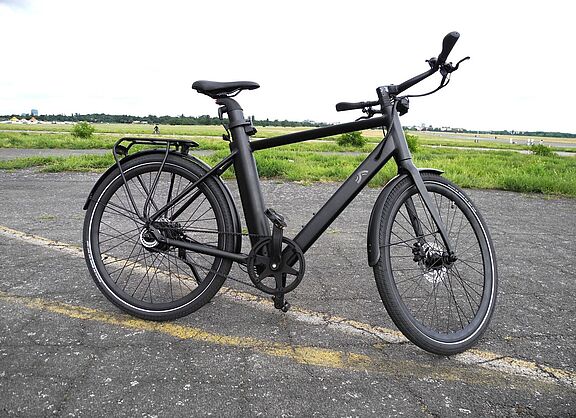 Aufnahme des Crivit-Pedelecs auf freier Fläche. 