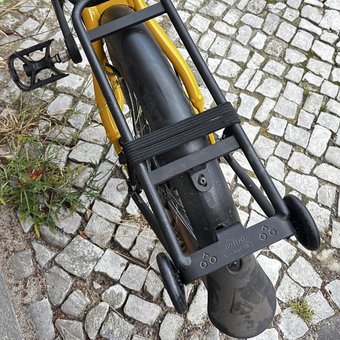 Gepäckträger Ein Gepäckträger an einem Faltrad von oben aufgenommen.