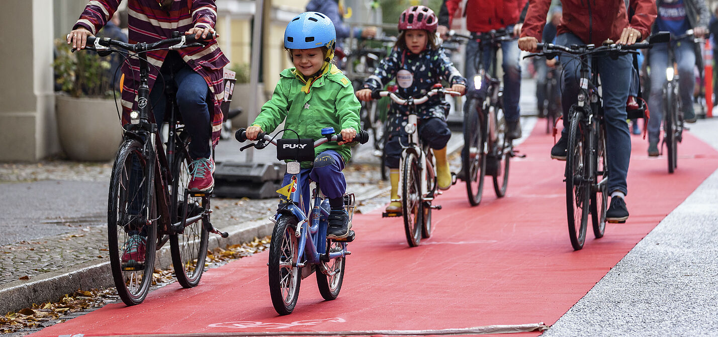 Pop-Up-Radweg bei Familien-Fahrraddemo in Potsdam