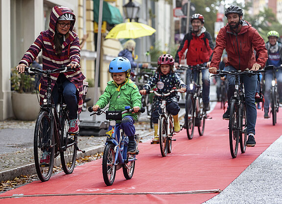 Pop-Up-Radweg bei Familien-Fahrraddemo in Potsdam