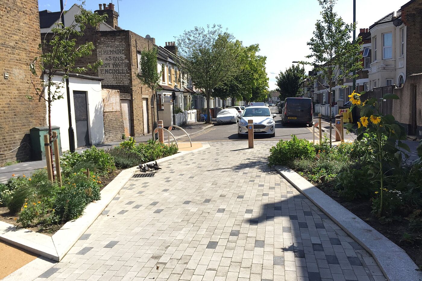 Mini-Hollands in London: Modaler Filter und Grünfläche. Mini-Hollands in London: Modaler Filter und Grünfläche.