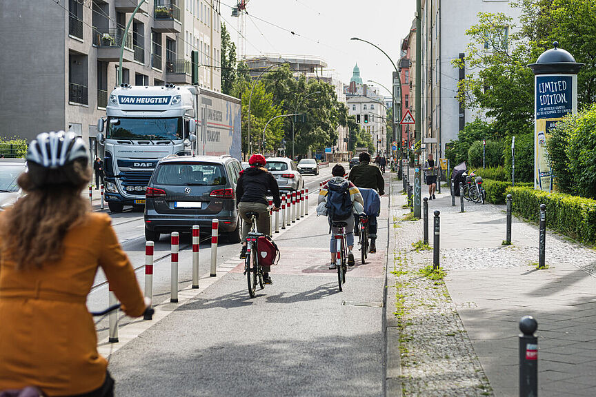 Der geschützte Radfahrstreifen auf der Berliner Invalidenstraße.