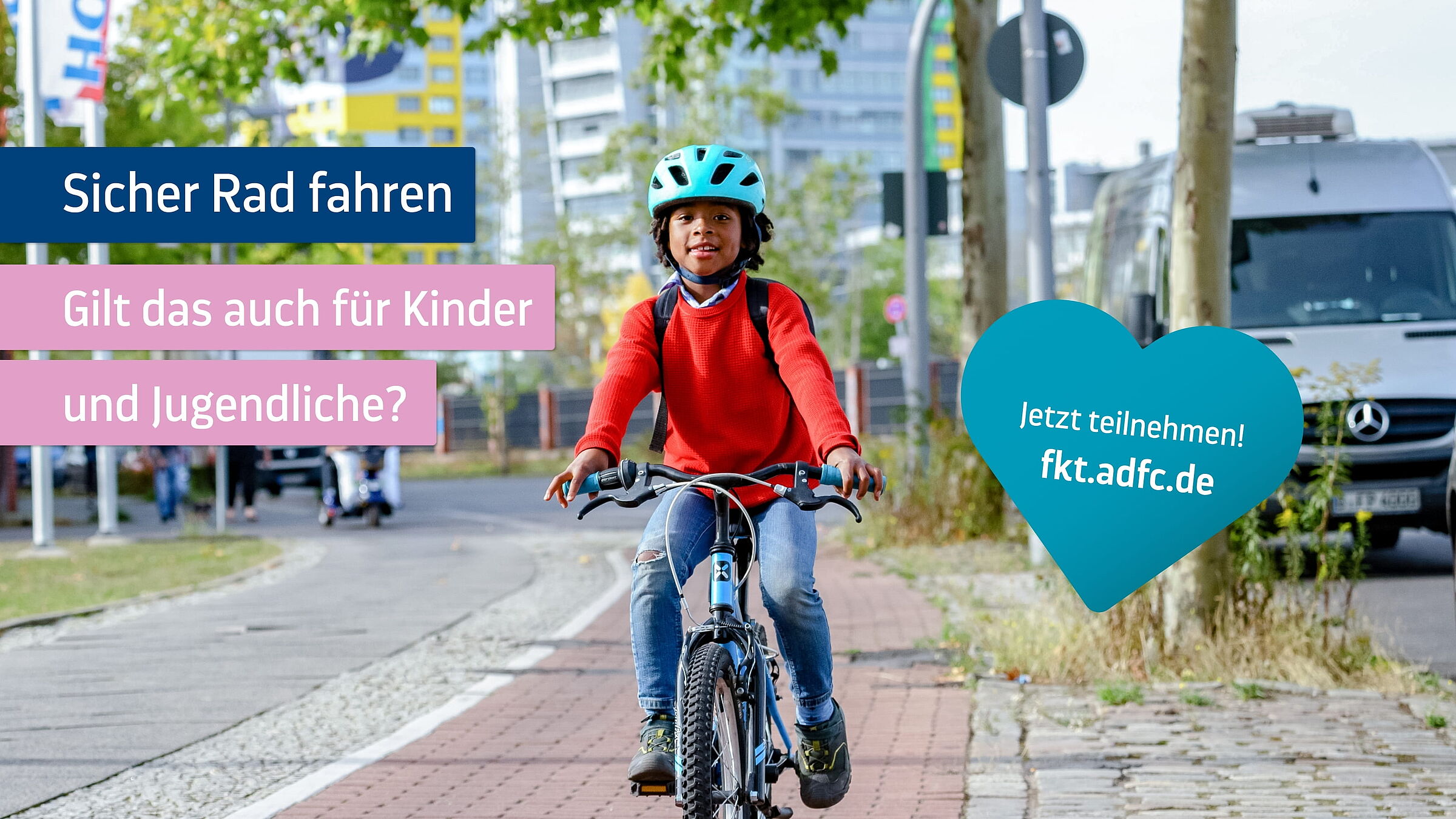 Ein Kind mit blauem Helm und rotem Pullover fährt mit dem Fahrrad auf einem Radweg in der Stadt. Im Hintergrund sind Straßen, Bäume und Gebäude zu sehen. Die Grafik fragt, ob sicheres Radfahren auch für Kinder und Jugendliche gilt.