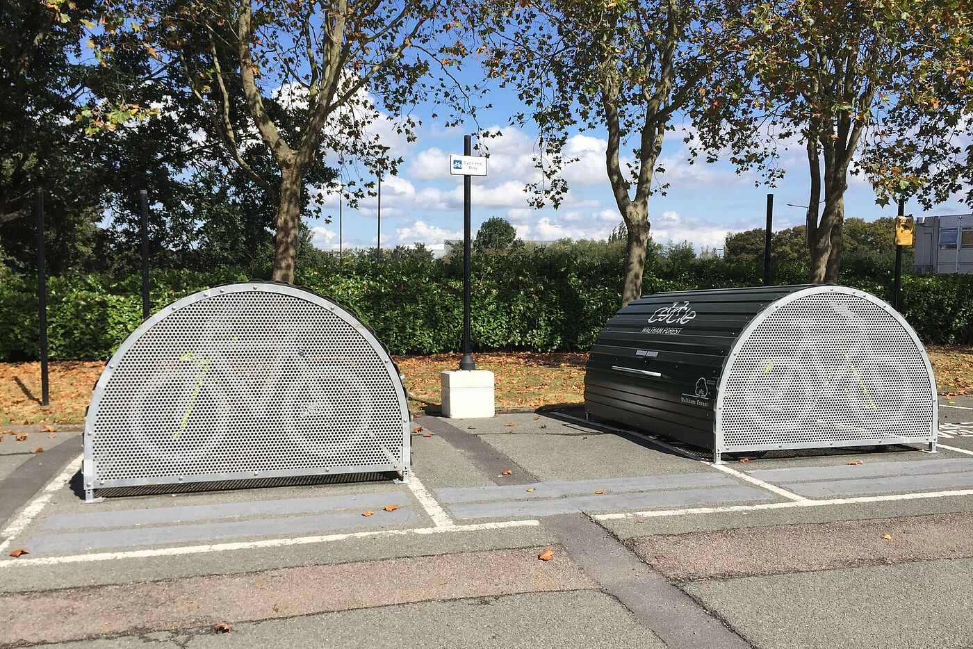 Mini-Hollands in London: Autoparkplätze weichen sogenannten Fahrradhangars.utoparklaetzen Mini-Hollands in London: Autoparkplätze weichen sogenannten Fahrradhangars.