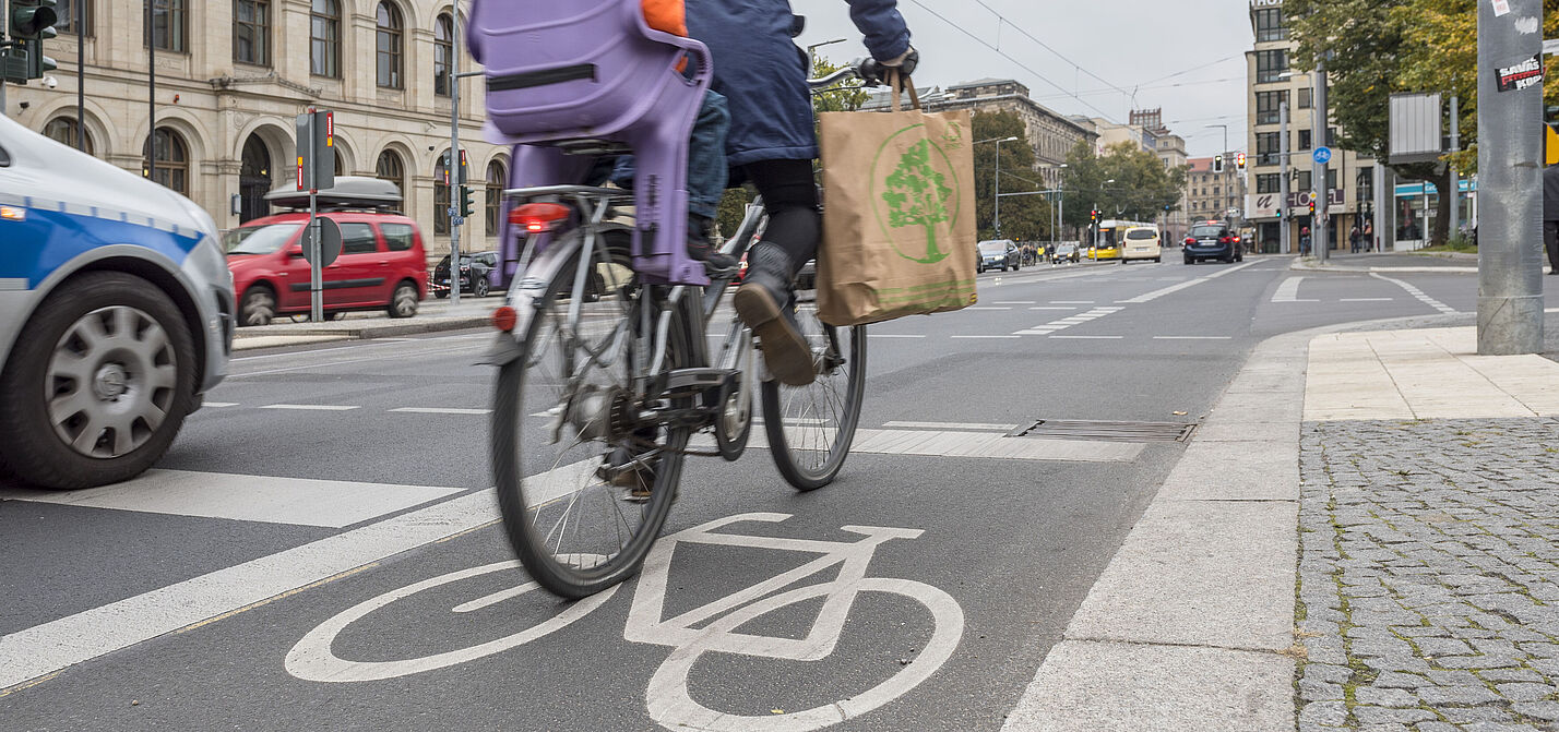 Fahrradfahren in der Stadt. Hier: Invalidenstraße, Berlin-Mitte.