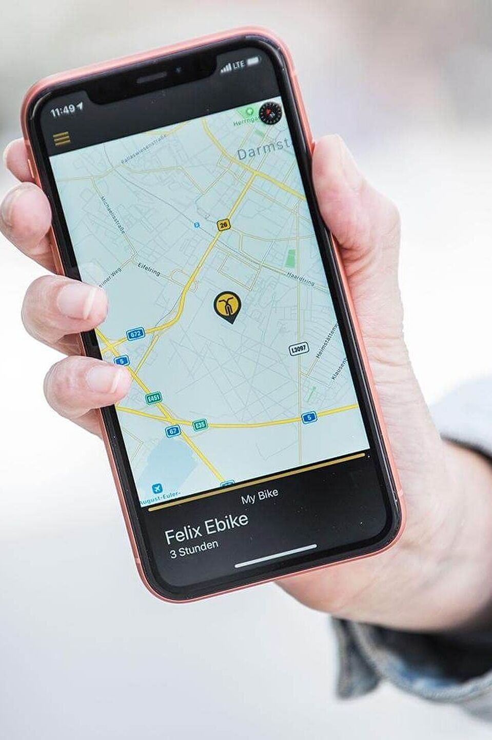 Tracker Smartphone Ein Smartphone mit einer Karte, auf der die Position eines Fahrrads mit GPS-Tracker zu sehen ist.
