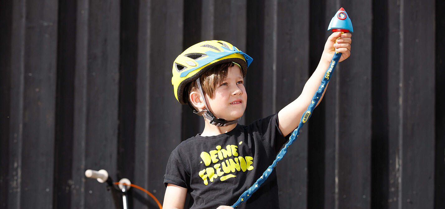 Kindgerechte Fahrradschlösser führen spielerisch an das An- und Abschließen des Fahrrads heran. Kindgerechte Fahrradschlösser führen spielerisch an das An- und Abschließen des Fahrrads heran.